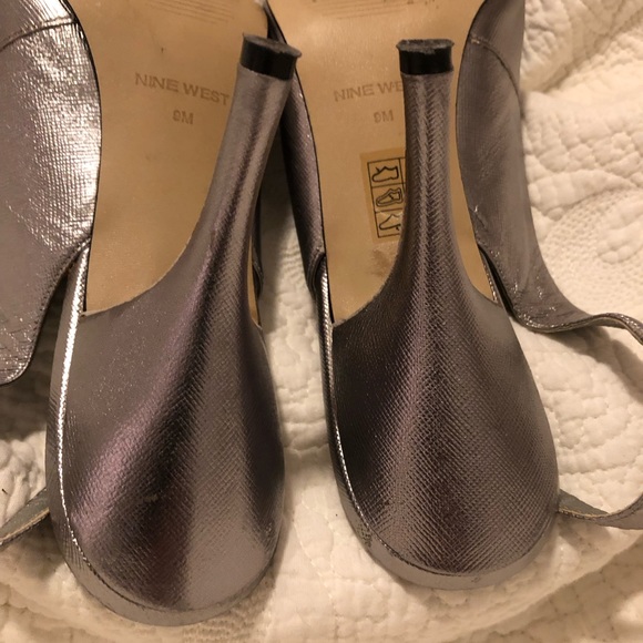 Nine West size 9M silver heels - Picture 9 of 11